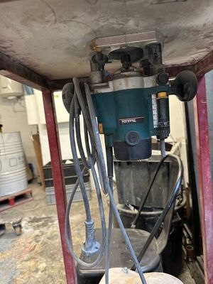 une image d'une machine qui travaille sur un morceau de bois
