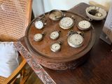 une table en bois sur laquelle sont posées plusieurs montres
