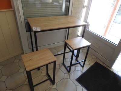 deux tabourets et une table dans un coin de la pièce