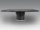 une table noire avec un plateau en verre et un piètement en métal