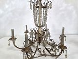 un lustre en métal et perles de verre