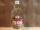 une bouteille d'alcool posée sur une table près d'un mur