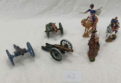 un grand nombre de figurines posées sur une table