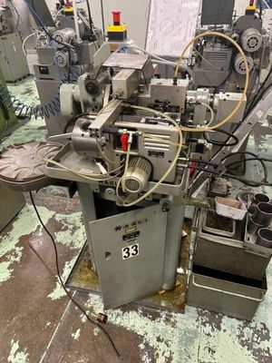 une machine posée sur le sol d'une pièce