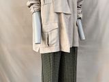 une photo d'un mannequin portant une veste et un pantalon