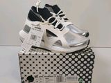nike air prestofes white / black / silver size 9 5