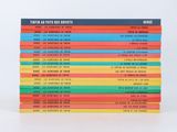 une pile de livres superposés sur une table