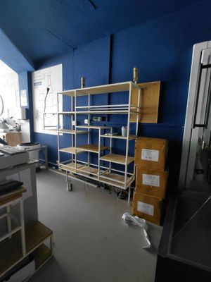 une photo d'une pièce remplie d'étagères