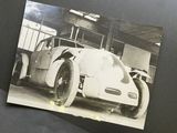 une photo en noir et blanc d'une voiture dans un garage