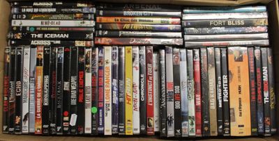 beaucoup de dvd dans une boîte sur la table