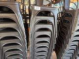 de nombreuses chaises empilées les unes sur les autres dans une pièce
