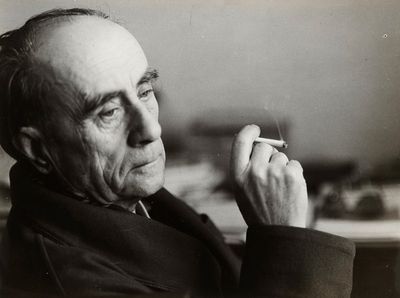 photographie en noir et blanc d'un homme tenant une cigarette dans la main droite