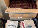 des boîtes de livres sont empilées dans une pièce