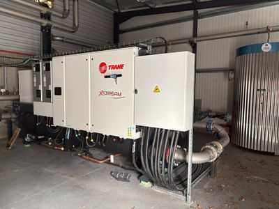 EXT - 1 groupe de production d'eau glacée à condensation TRA…