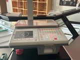 une machine posée sur un comptoir
