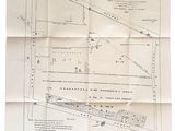 une vieille carte d'une ville sur laquelle figure un train