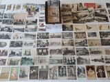 beaucoup de vieilles cartes postales sur la table