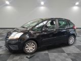 la photo d'une voiture noire garée dans un garage