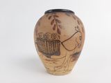 un vase marron orné d'un oiseau et d'une corbeille de fruits