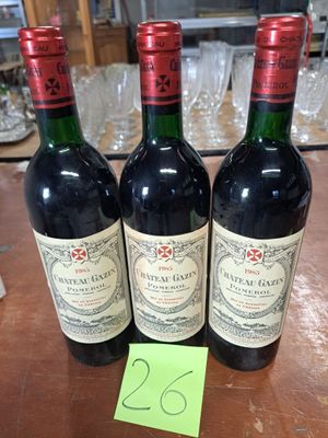 trois bouteilles de vin posées sur une table en bois