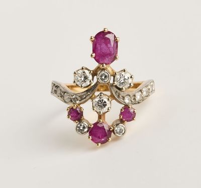 gros plan d'une bague en or avec un rubis et un diamant au centre