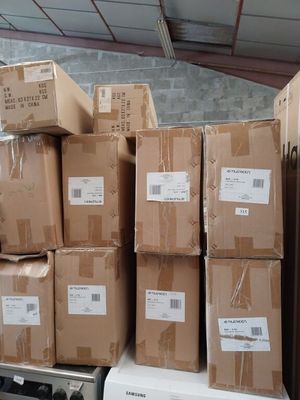 de nombreux cartons empilés les uns sur les autres dans un entrepôt