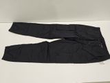 pantalon cargo noir avec des fermetures éclair et des poches sur un fond blanc