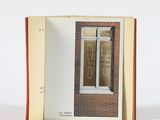 un livre ouvert dans lequel figure l'image d'une fenêtre
