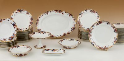 un grand nombre d'assiettes posées sur une table