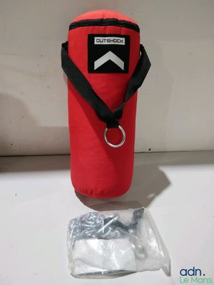 sac de voyage rouge avec une sangle noire et un anneau métallique