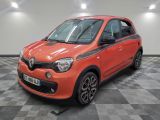 la voiture orange est garée sur le sol en damier d'un garage