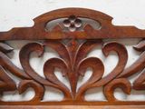 une tête de lit en bois ornée d'un motif sculpté