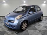 la photo d'une petite voiture bleue garée sur un sol en damier