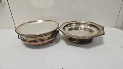 une paire de plats plaqués argent posés sur une table
