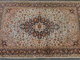 un tapis oriental orné d'un motif en médaillon