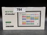 une boîte sur laquelle figure un calendrier, posée sur une table