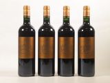 trois bouteilles de vin sont alignées sur une surface blanche