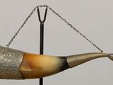 un cor auquel est suspendue une chaîne par l'embouchure