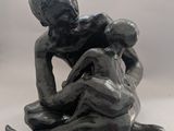 statue représentant un homme et une femme assis l'un sur l'autre