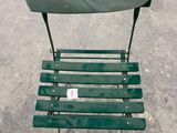 une chaise verte posée dans la rue