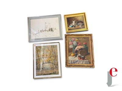 quatre tableaux encadrés sur le mur d'une pièce