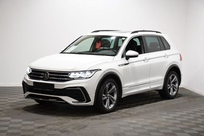 un SUV Volkswagen blanc garé dans une pièce au sol en damier