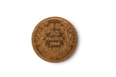 une vieille pièce de monnaie posée sur une surface blanche, avec un fond blanc