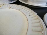 une assiette blanche avec un peu de nourriture dessus, posée sur une table