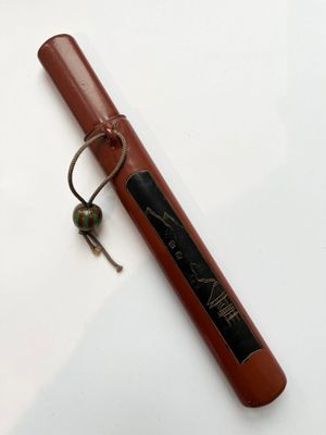 ETUI MUZO ZUTSU en bois laqué rouge à décor d'un paysage lac…