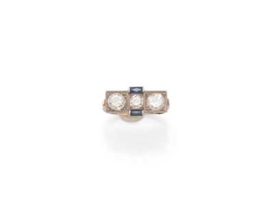 une bague à trois pierres, composée d'un diamant et de saphirs
