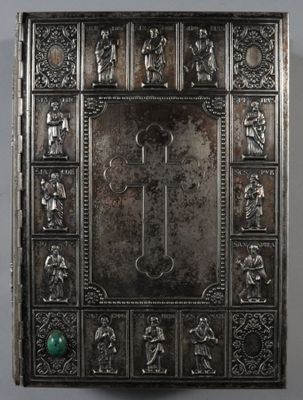 un coffret en argent richement décoré, orné d'une croix et d'autres symboles religieux