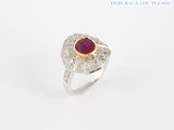 une image représentant une bague sertie d'un diamant et d'un rubis sur fond blanc