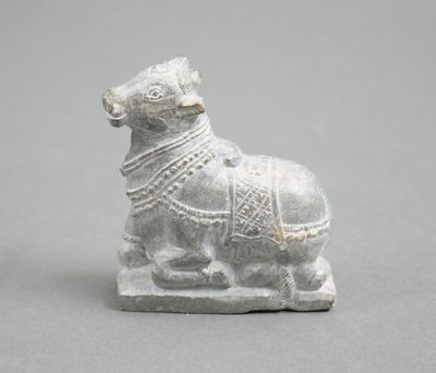 INDE Sujet en pierre taillée figurant une vache sacrée