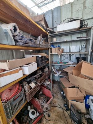 une pièce remplie de nombreuses boîtes et d'autres objets